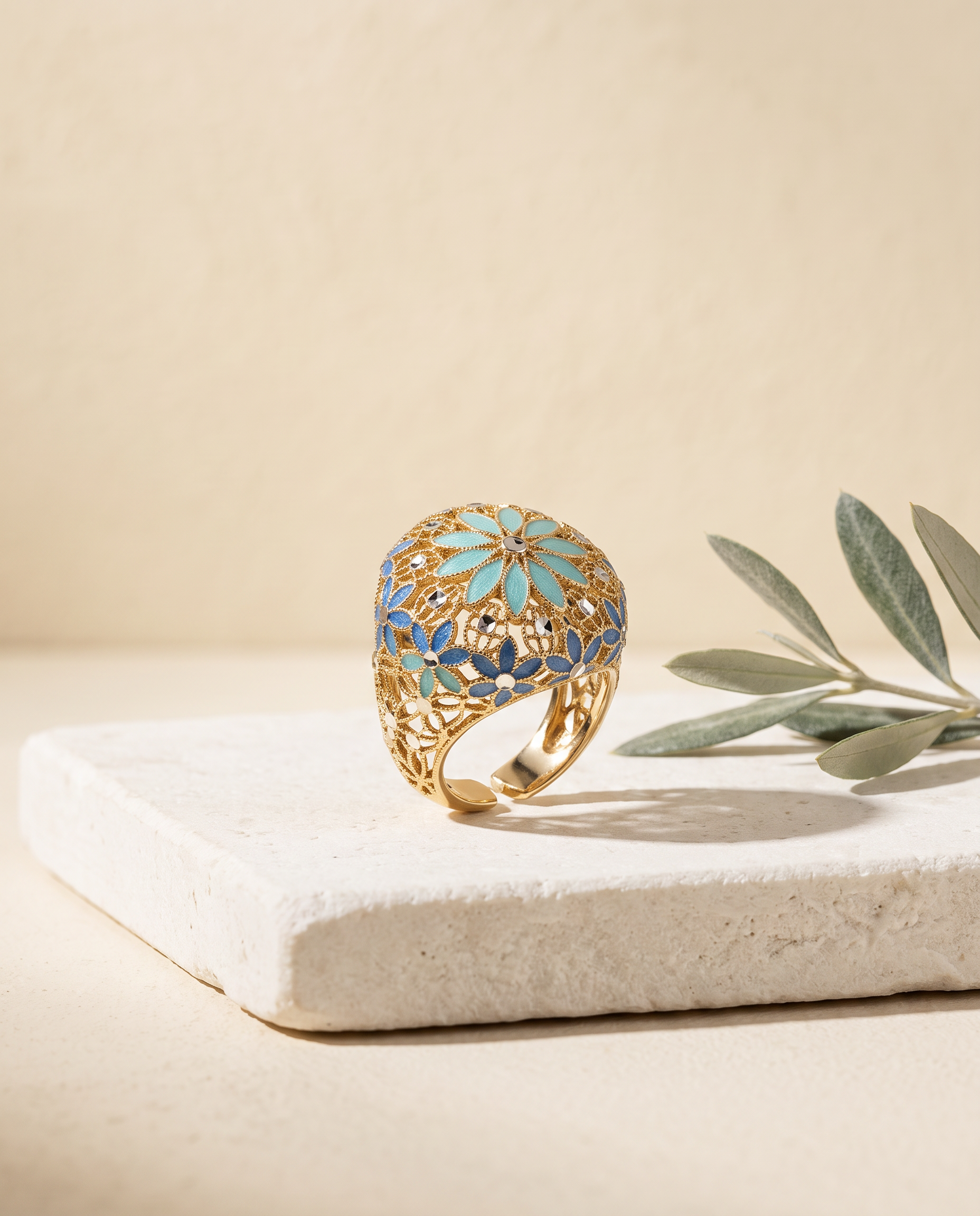Anello Cupola color acqua su pietra pugliese con ramo d’ulivo