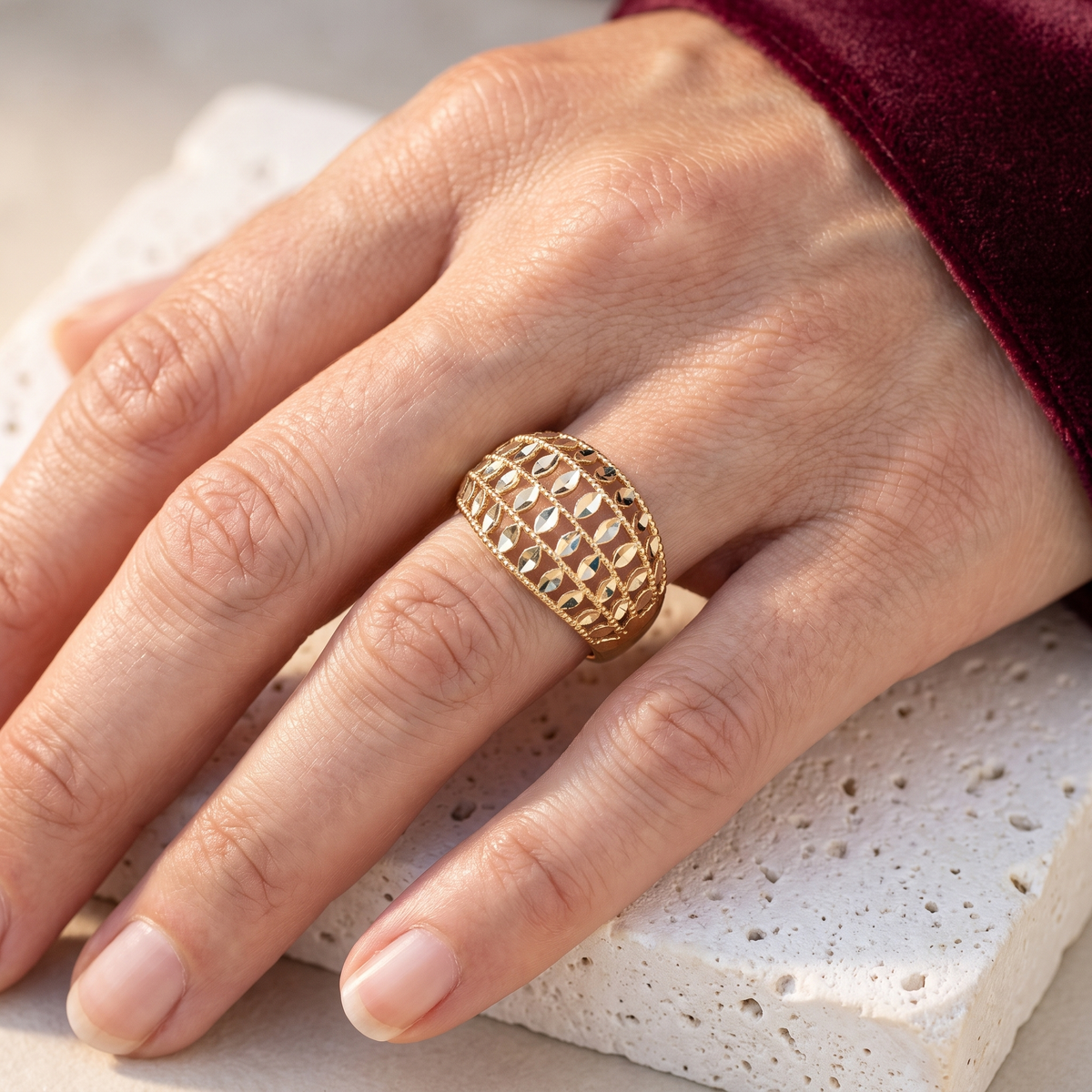 Anello Foglie di Luce in oro 18 carati indossato su mano