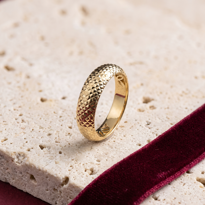 Anello Geometrie di Luce in oro giallo 18 carati su pietra bianca con velluto borgogna