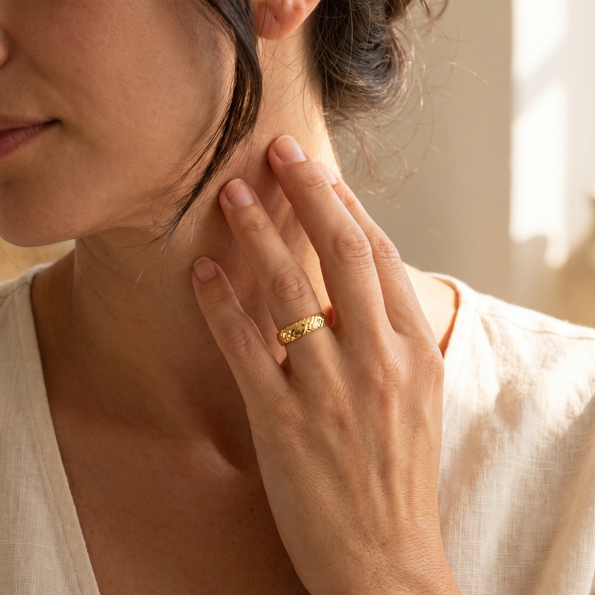 Anello Geometrie di Luce indossato da una donna mediterranea in uno shooting estivo