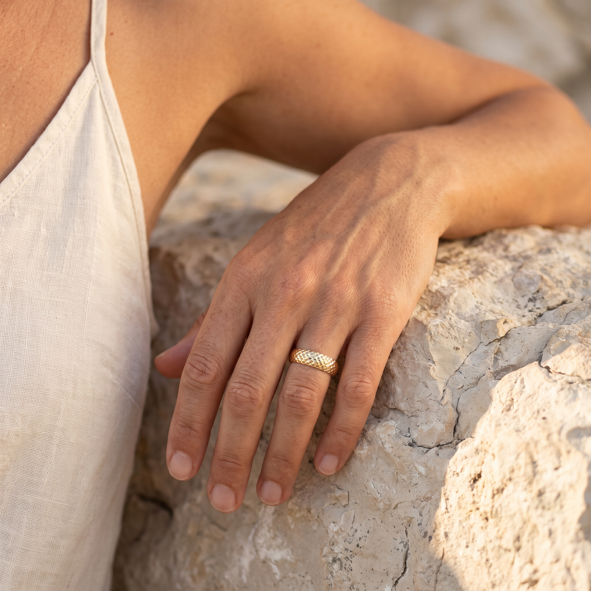 Anello Geometrie di Luce indossato con top estivo in lino avorio