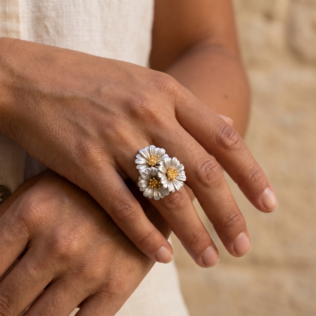 Anello Giardino Terra indossato, proporzione del decoro di 2,5 cm
