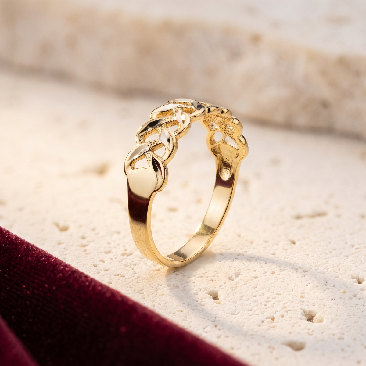 Anello Intreccio Dorato in oro 18 carati su pietra bianca