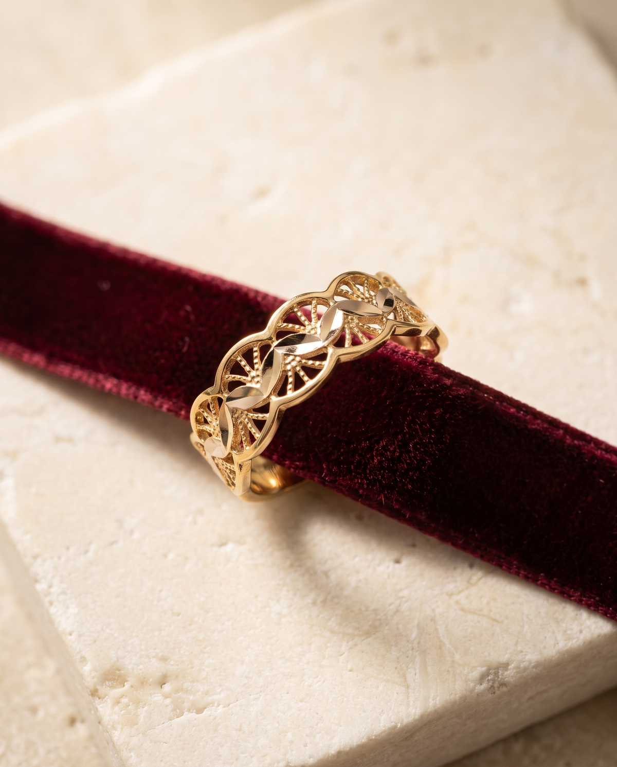 Anello Gold in oro 18 carati su nastro di velluto rosso