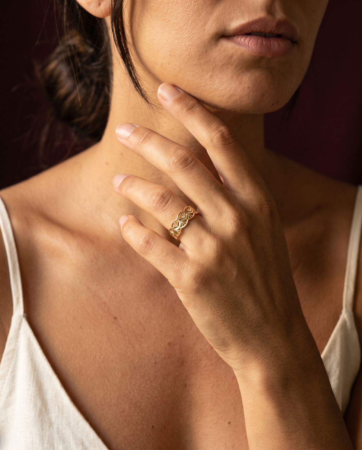 Anello Gold indossato da donna mediterranea con top in lino avorio