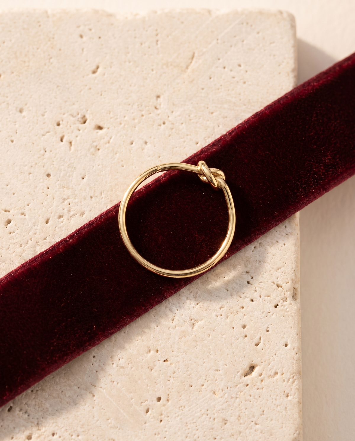 Anello Gold con piccolo nodo centrale su velluto rosso