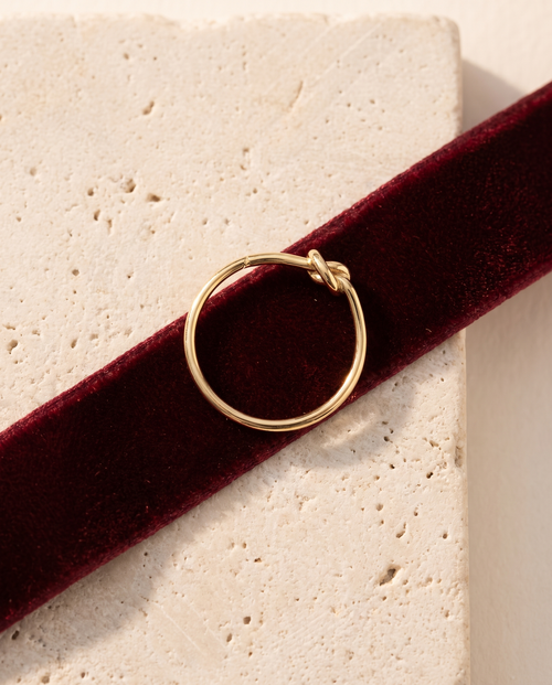 Anello Gold con piccolo nodo centrale su velluto rosso