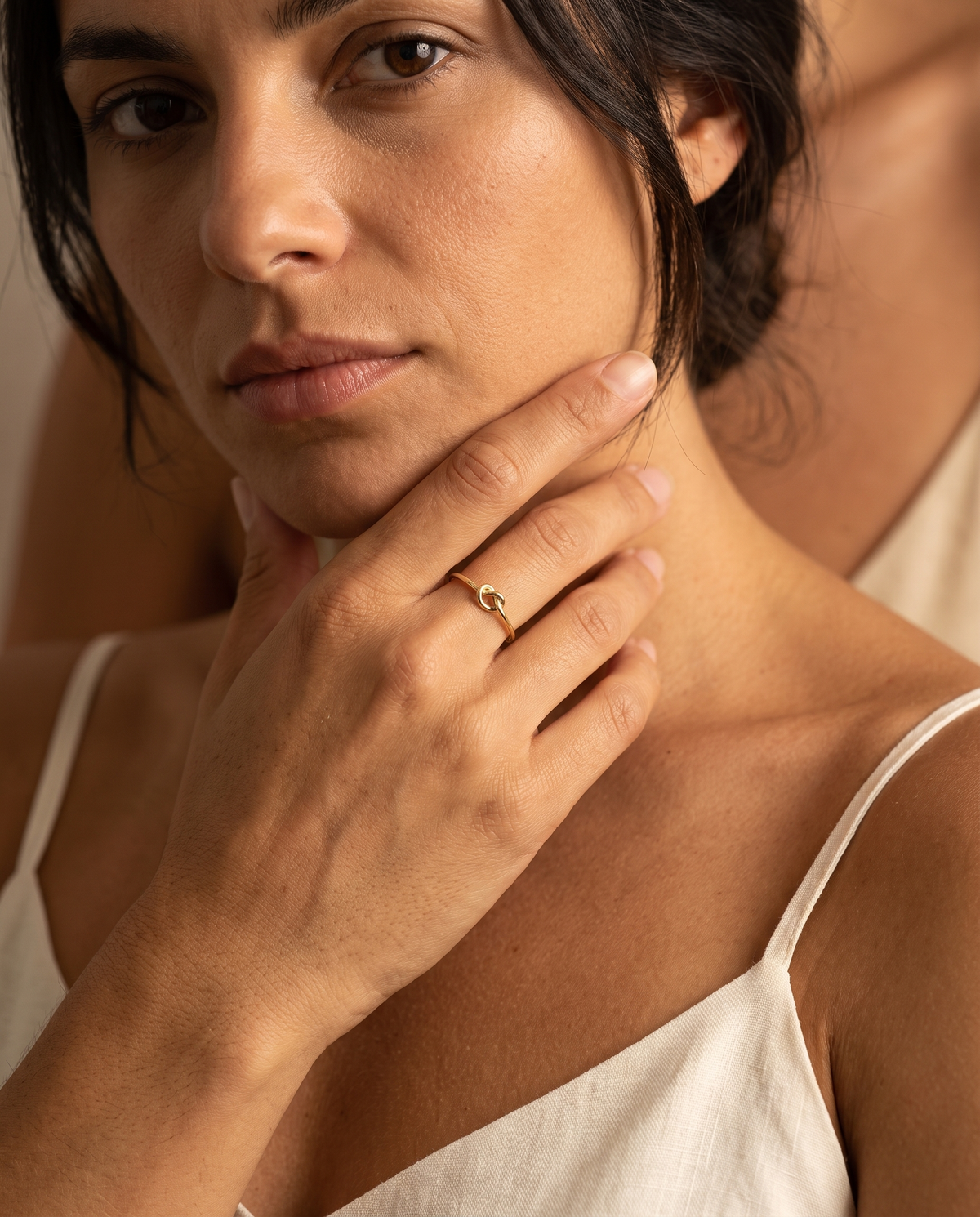 Anello Nodo indossato da donna mediterranea con lino avorio