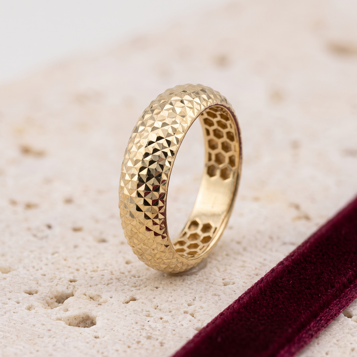 Anello Riflessi Diamantati in oro giallo 18 carati su pietra bianca e velluto borgogna