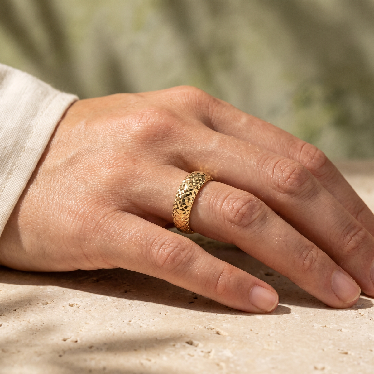 Anello Riflessi Diamantati indossato su mano femminile