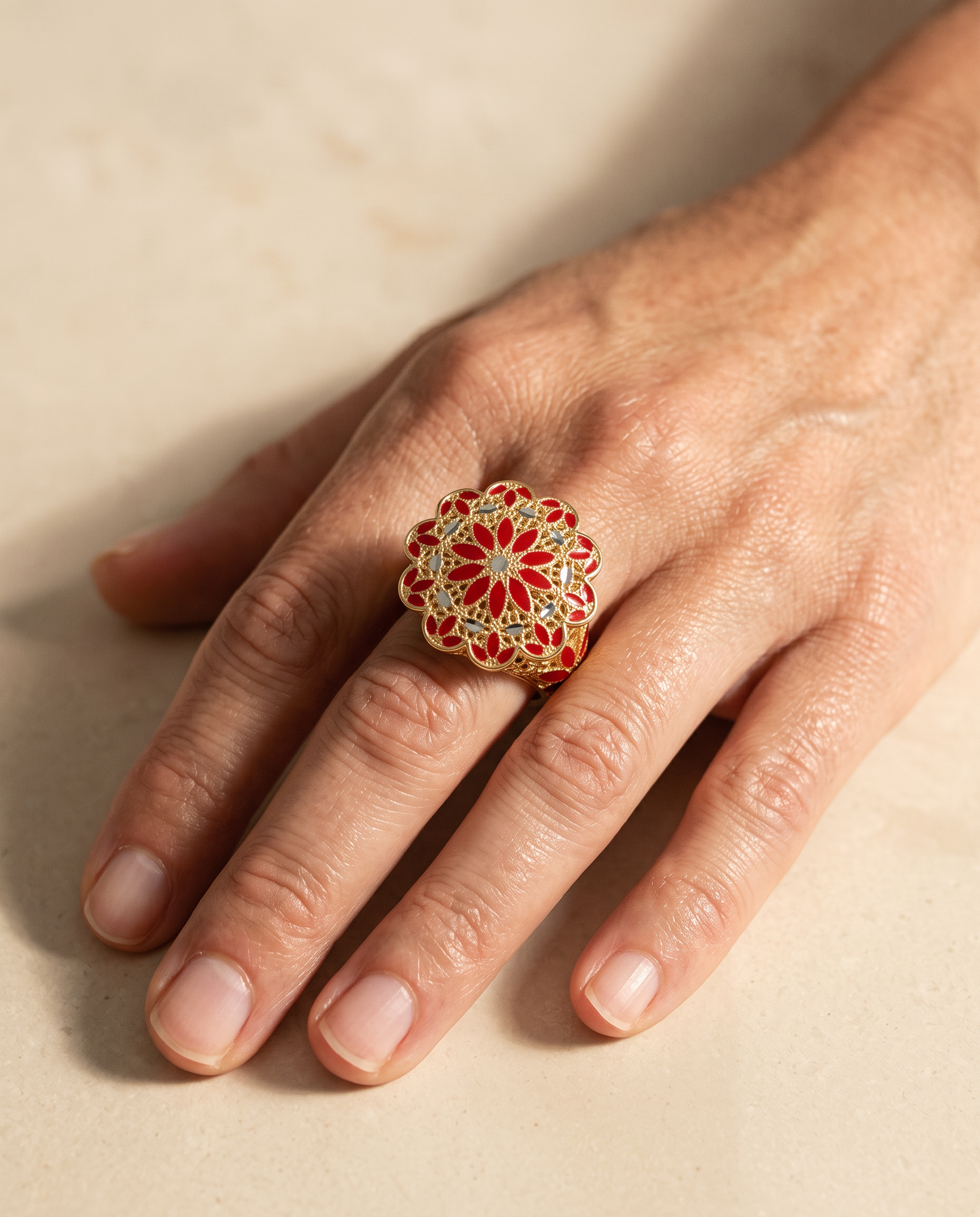 Anello Rosone Oro rosso indossato