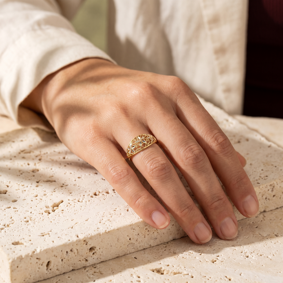 Anello Trama Fiorita indossato su mano femminile