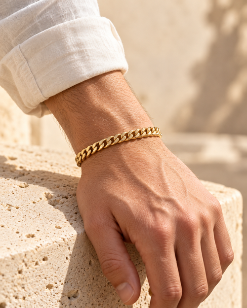 Bracciale Grumetta Gold 18kt indossato su polso con camicia in lino