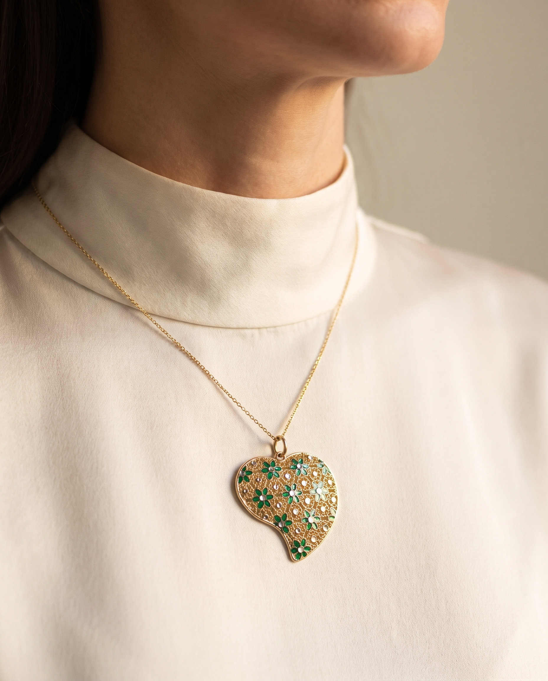 Ciondolo Cuore verde indossato su blusa in seta avorio