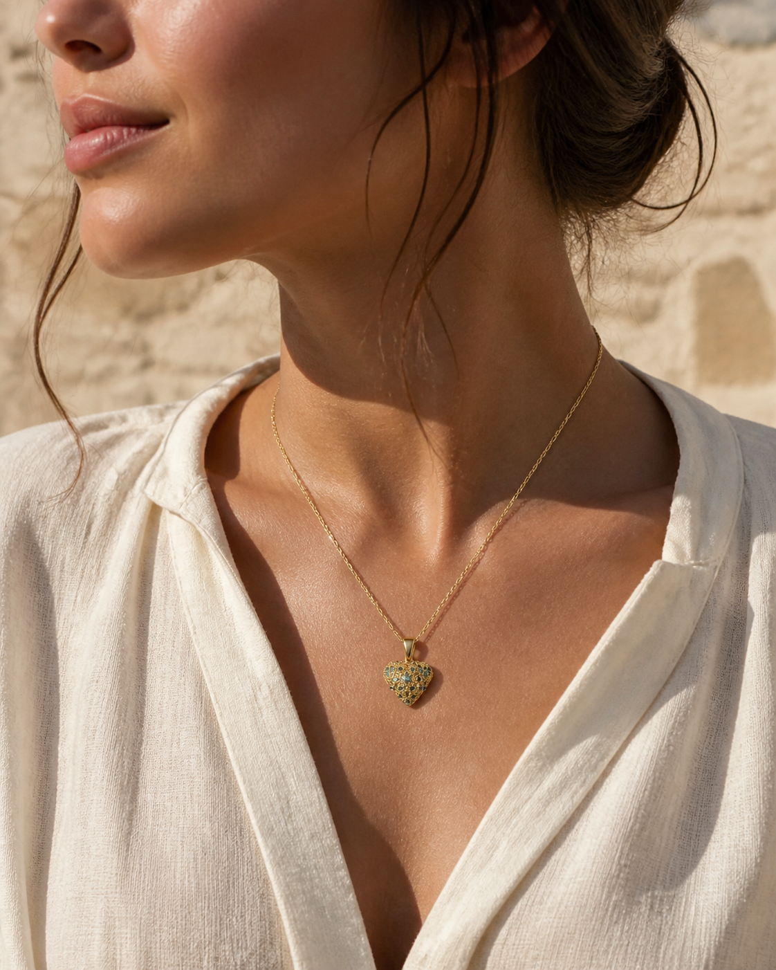 Ciondolo Little Heart verde acqua indossato su collana dorata — Settecinquanta