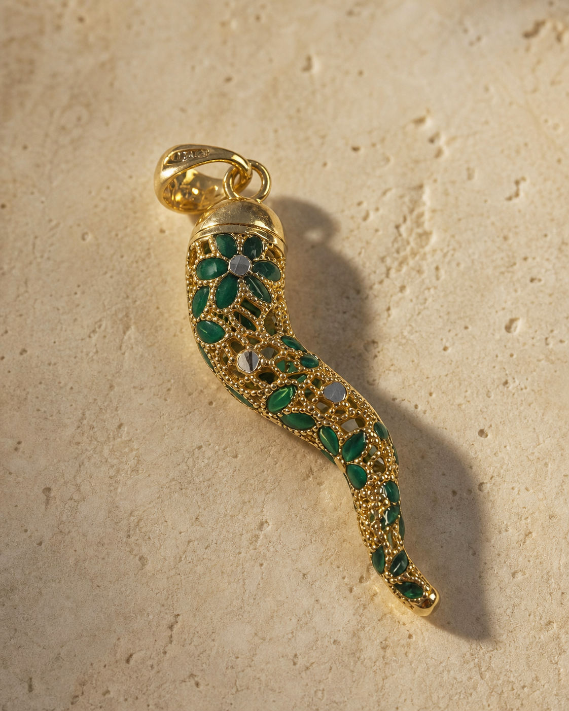 Dettaglio del Ciondolo Pepper Oro Verde con smalto vetrato