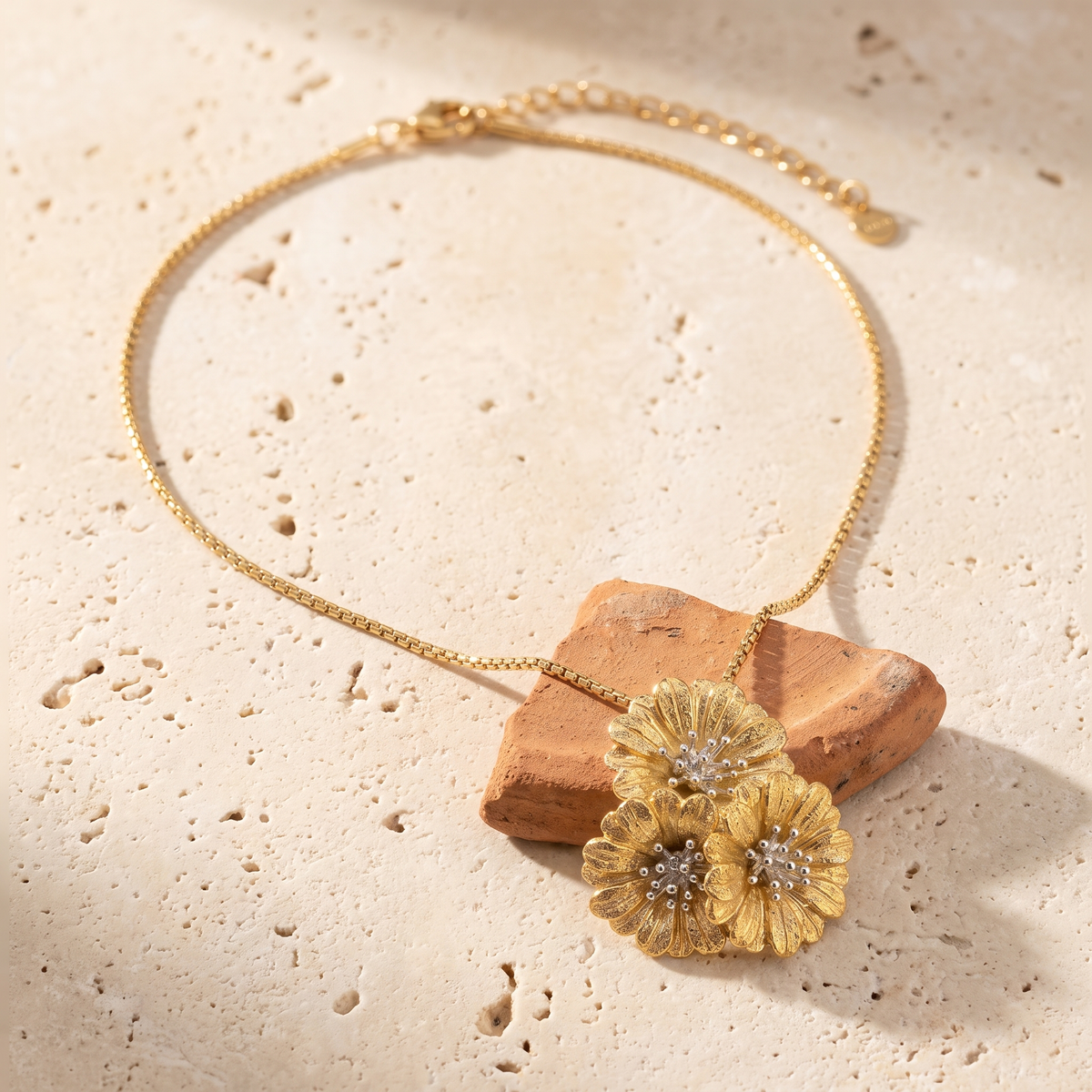 Collana Giardino della collezione Terra, vista completa su pietra chiara e terracotta