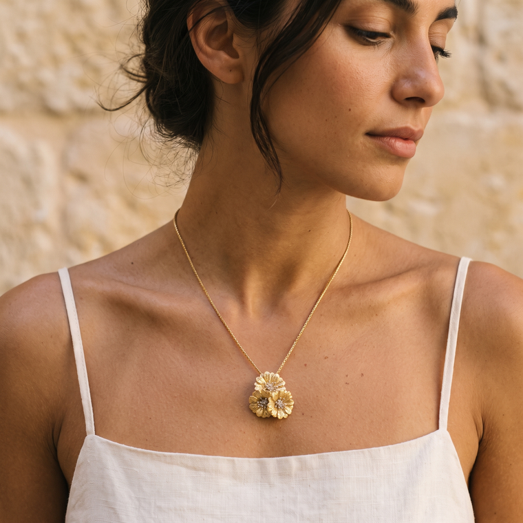 Collana Giardino indossata, proporzioni reali del pendente da 2,5 cm
