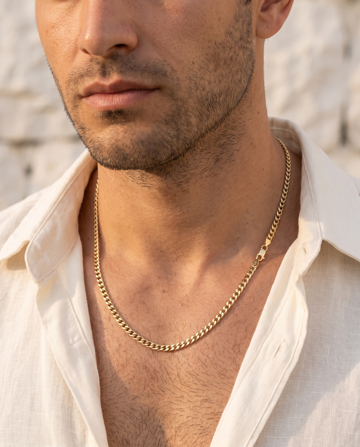 Collana indossata da uomo con camicia in lino