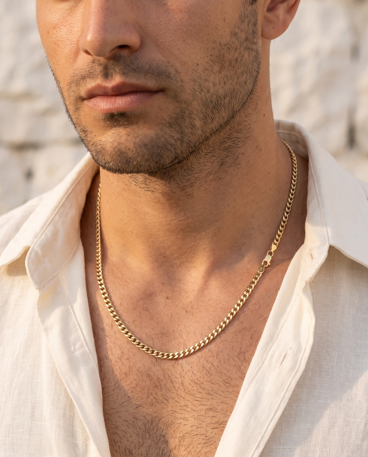 Collar llevado por un hombre con camisa de lino