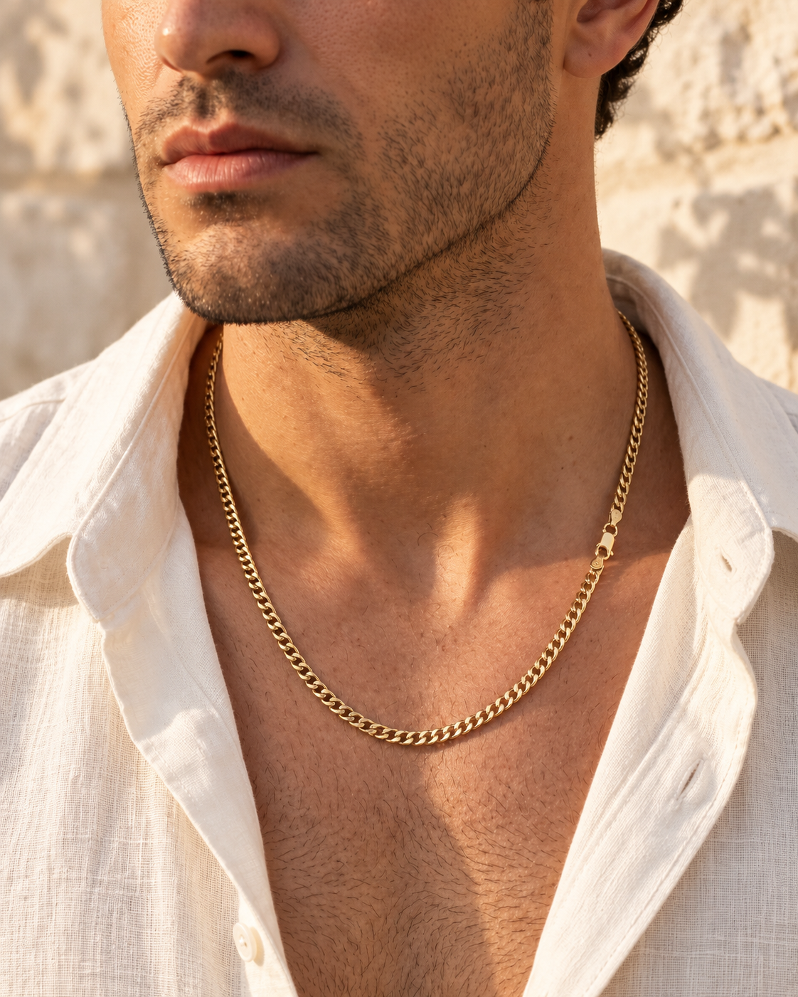 Collana Grumetta Gold 18kt indossata su camicia in lino in luce mediterranea
