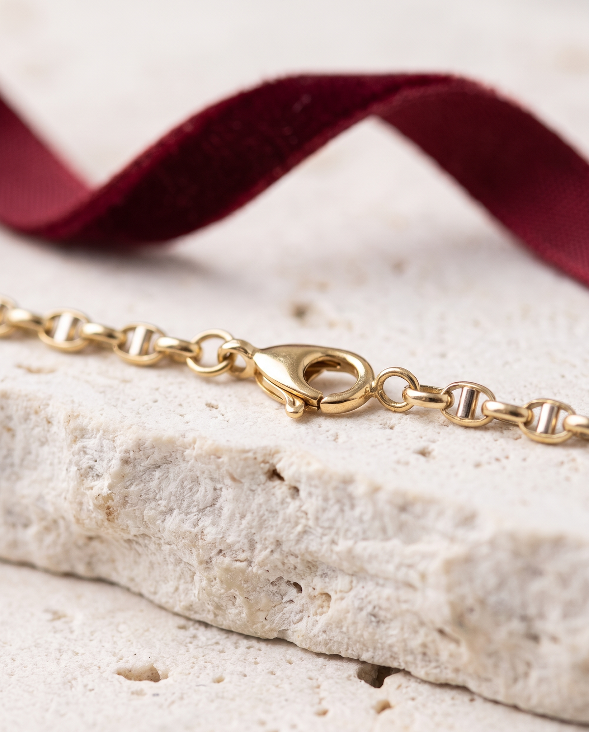 Dettaglio del moschettone della Collana Modulo Gold 18kt