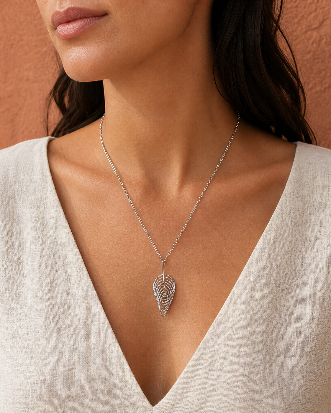 Collana Strati Terra bianca indossata, ciondolo da circa 3,5 cm