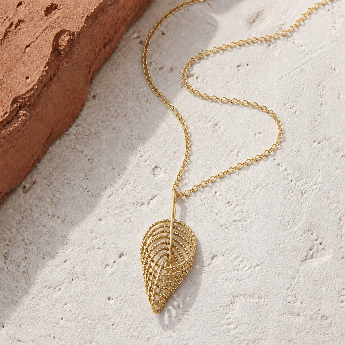 Collana Strati Terra in argento 925 placcato oro 24 carati su pietra e argilla