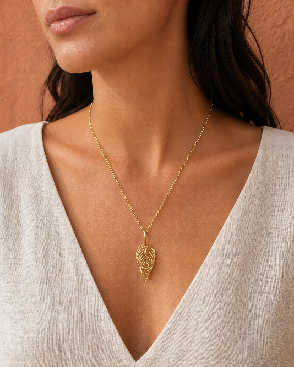 Collana Strati Terra dorata indossata, ciondolo da circa 3,5 cm