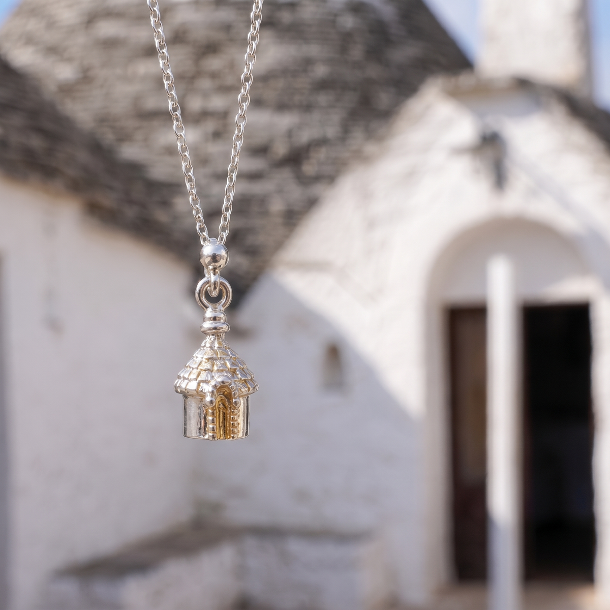 Ciondolo Trullo di Alberobello bicolore in scala reale