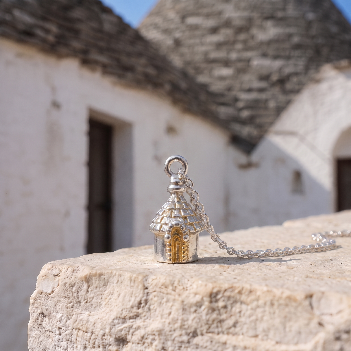 Ciondolo Trullo bicolore da 1,5 cm su pietra