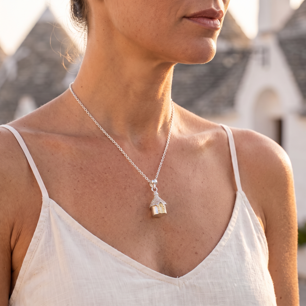Collana Trullo da 1,5 cm indossata su lino bianco