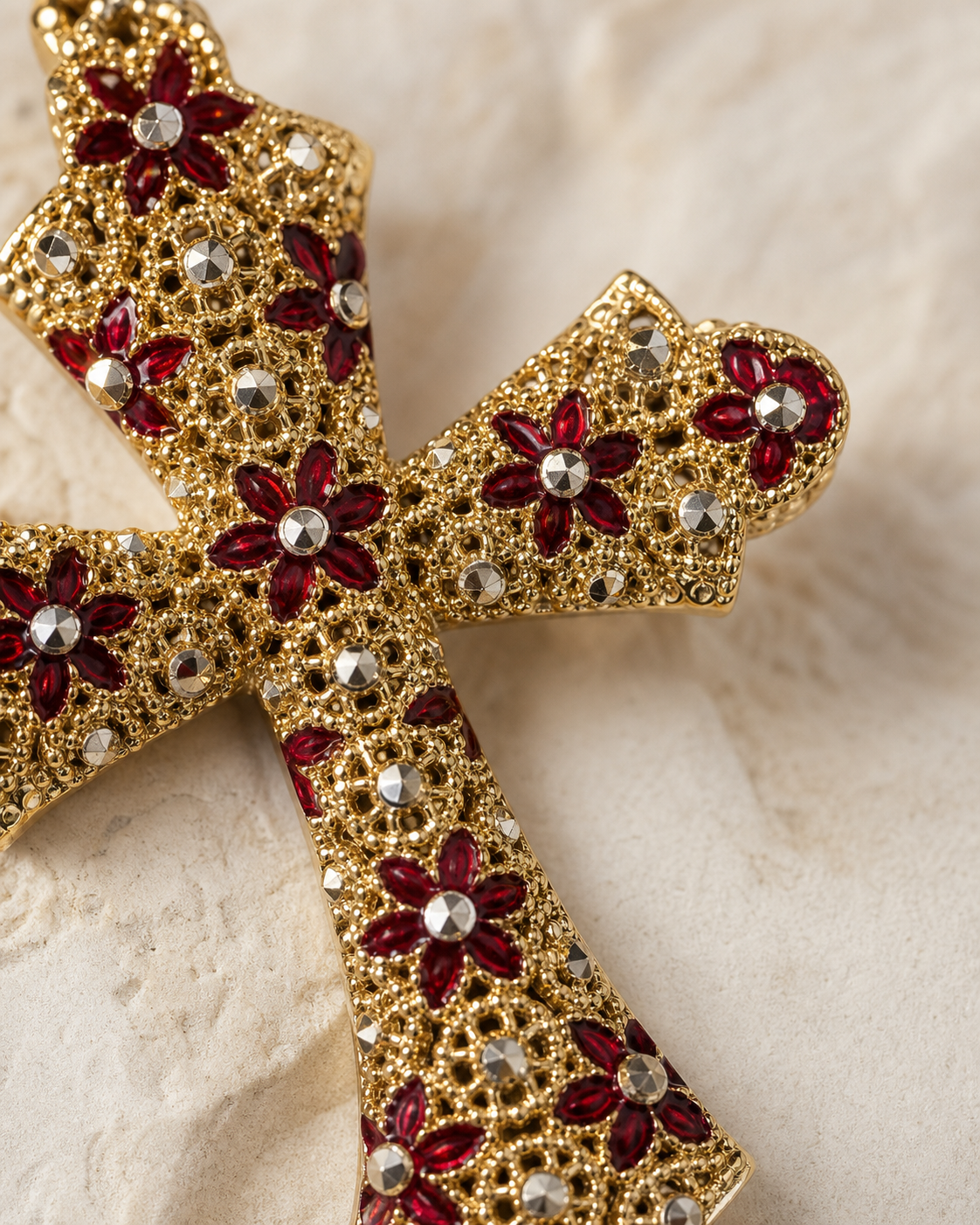 Croce Vatican Oro Rosso — dettaglio filigrana e smalto vetroso