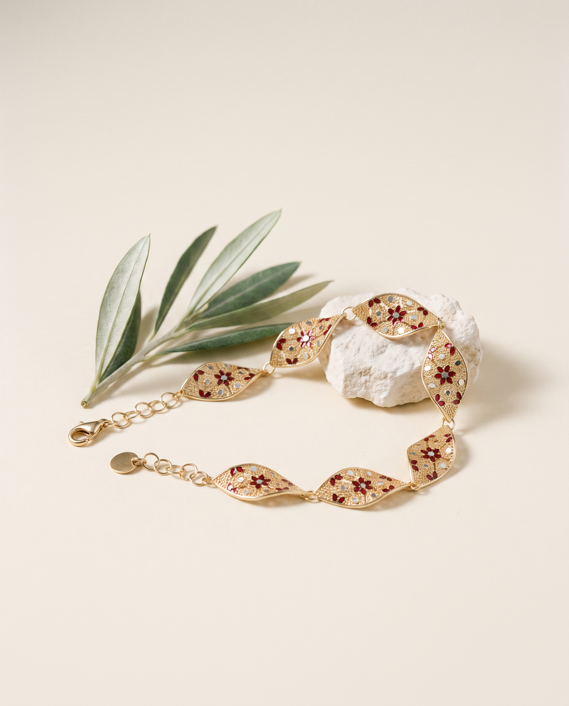 Bracciale Cattedrale Maglie — still life con ulivo