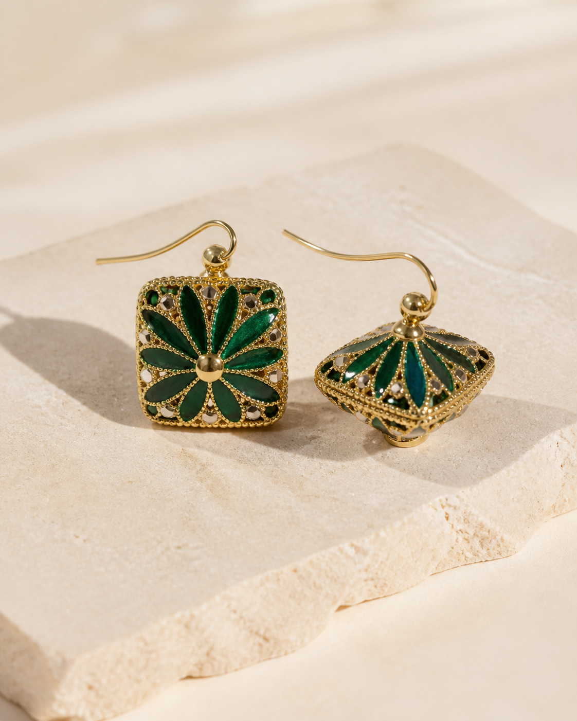 Orecchini Lantern Oro Verde su pietra chiara