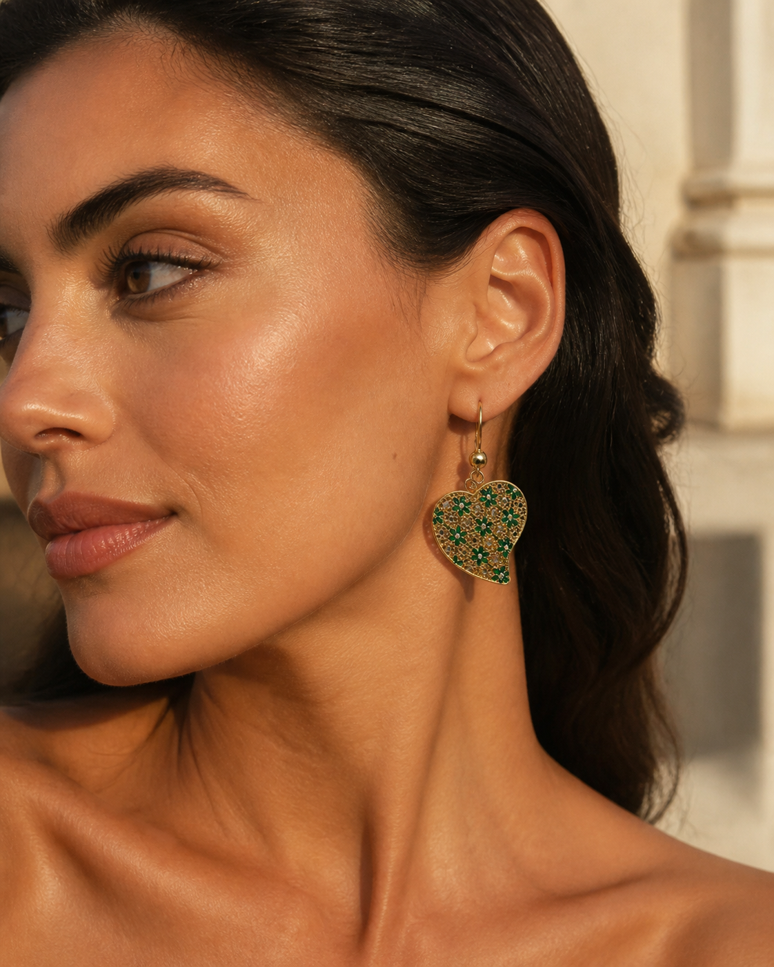 Orecchino Heart Leaf oro verde indossato