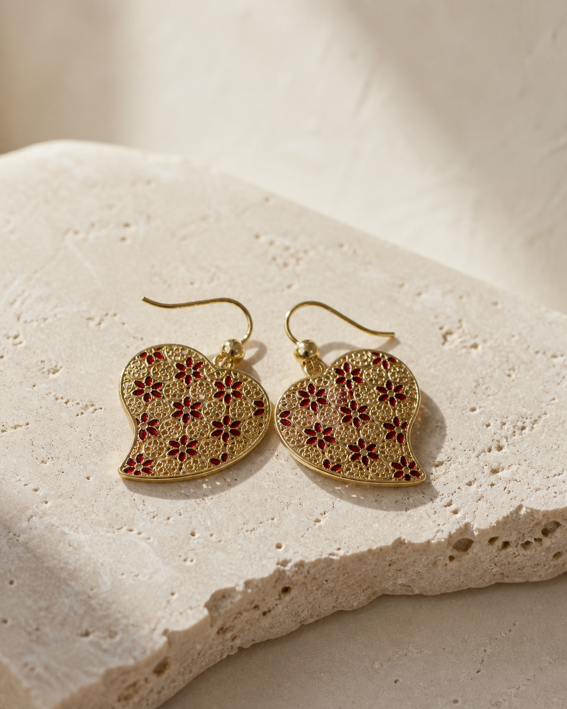 Orecchini Heart Leaf oro rosso in filigrana e smalto