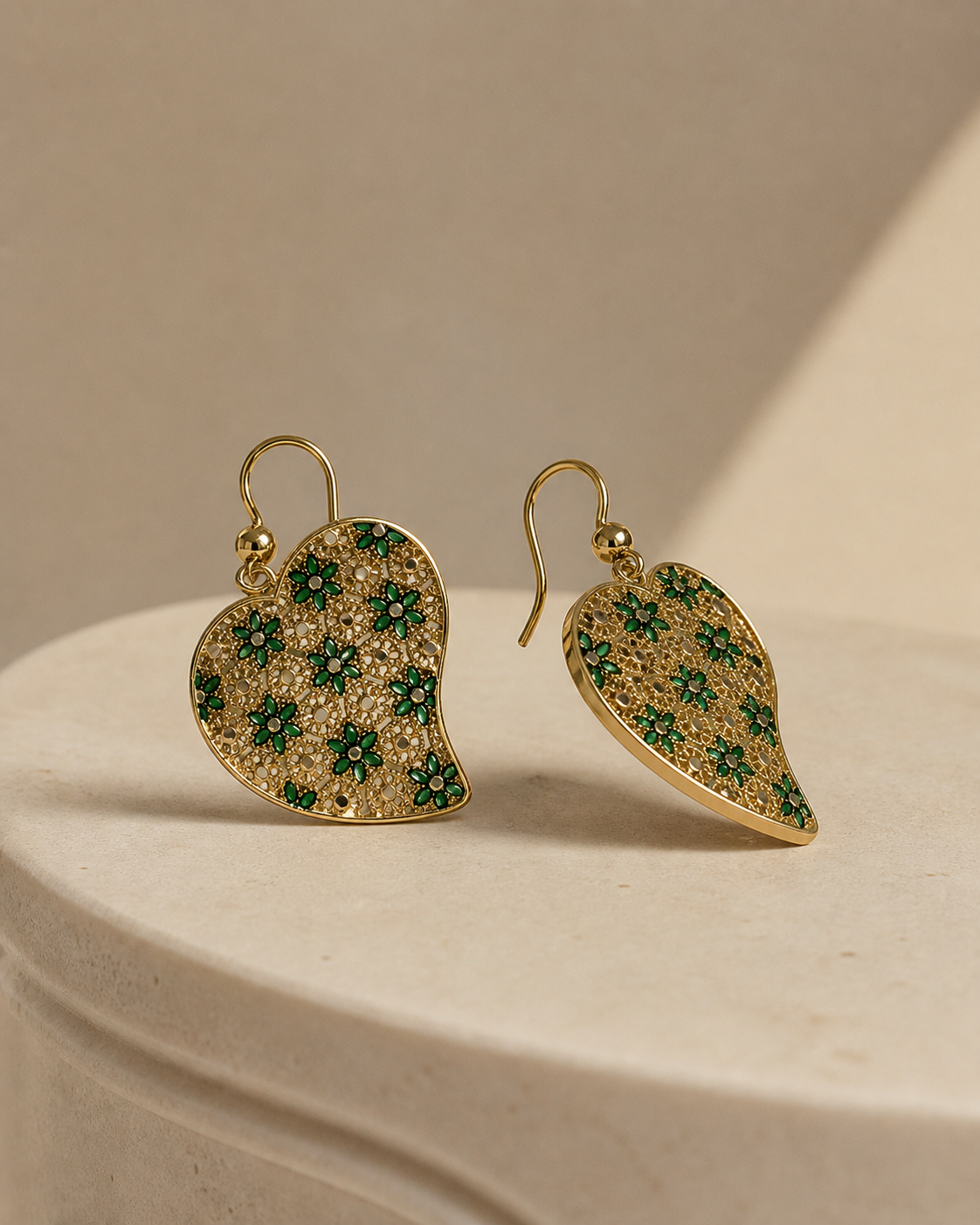 Orecchini Heart Leaf oro verde vista a tre quarti