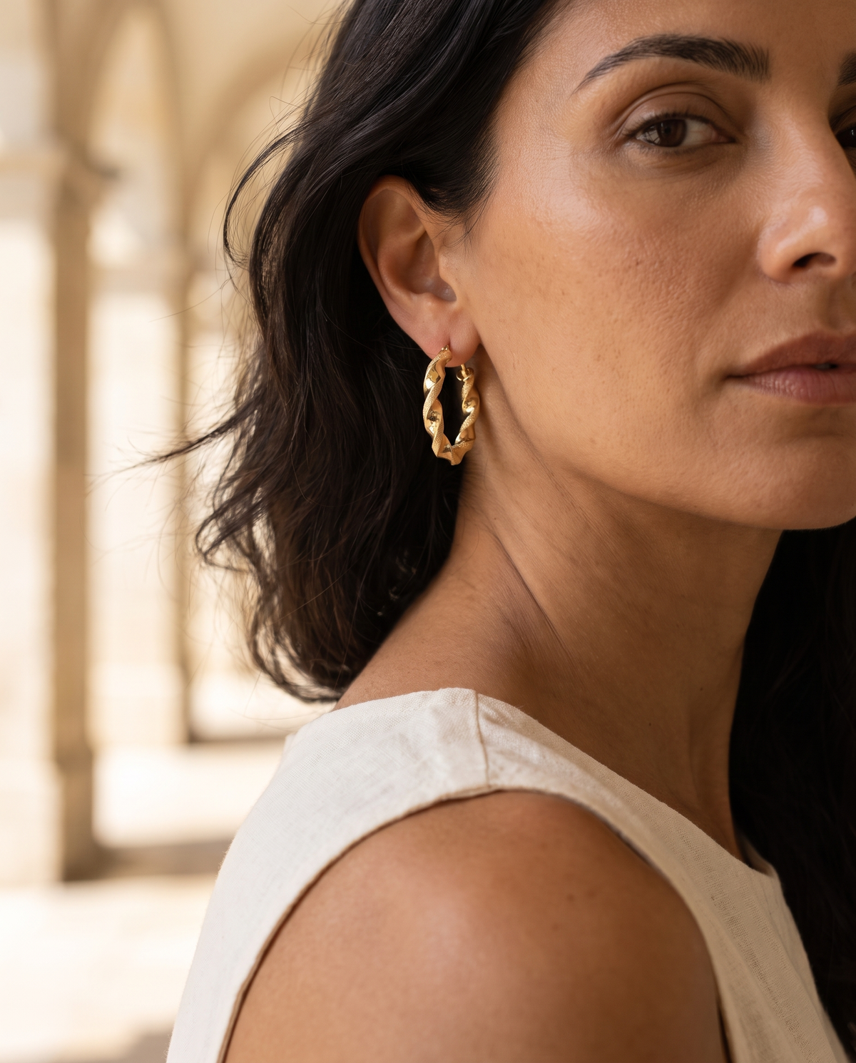 Orecchini Intreccio Gold 18kt Grande indossati da donna mediterranea