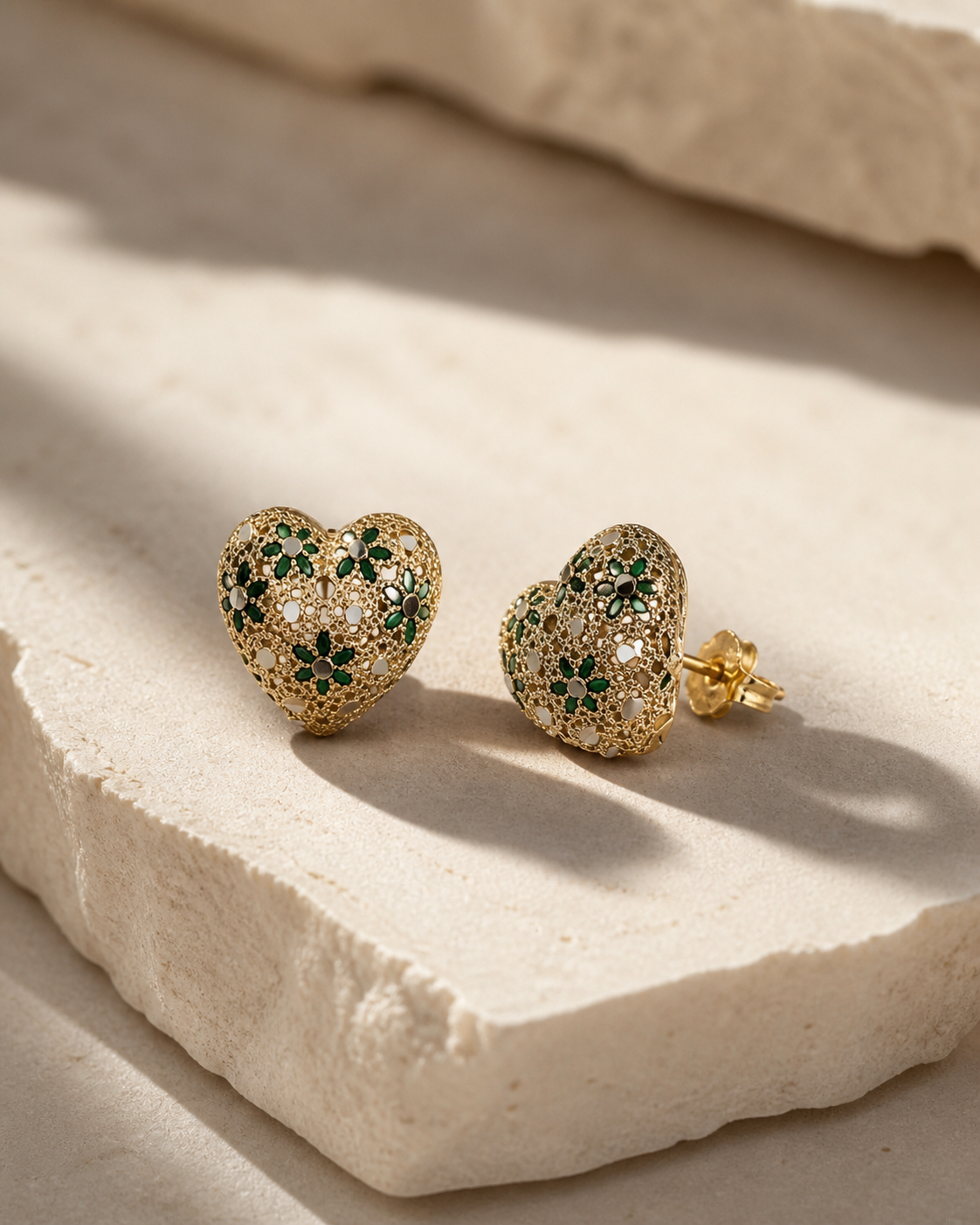 Orecchini Little Heart oro verde su pietra chiara