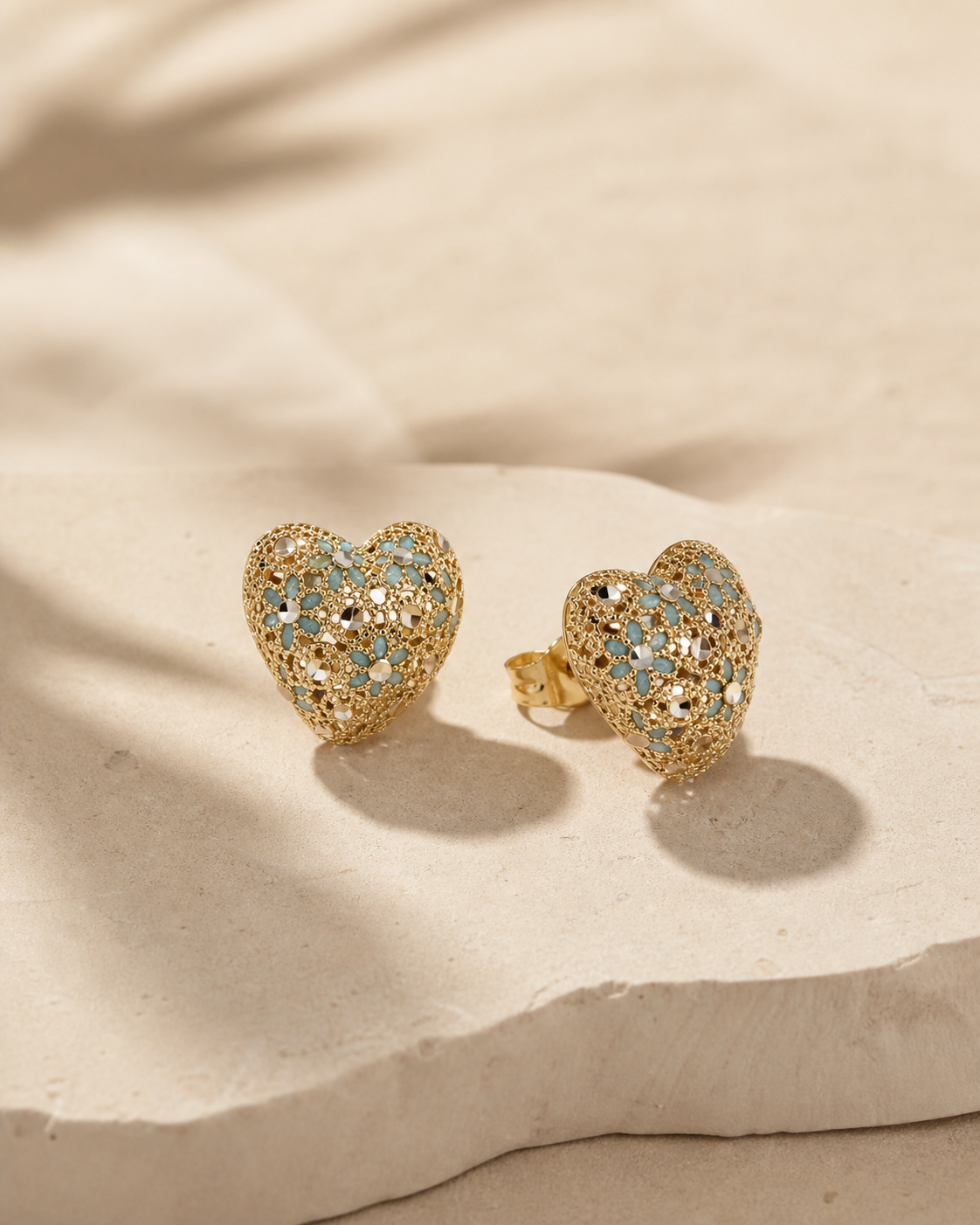 Orecchini Little Heart oro verde acqua su pietra chiara