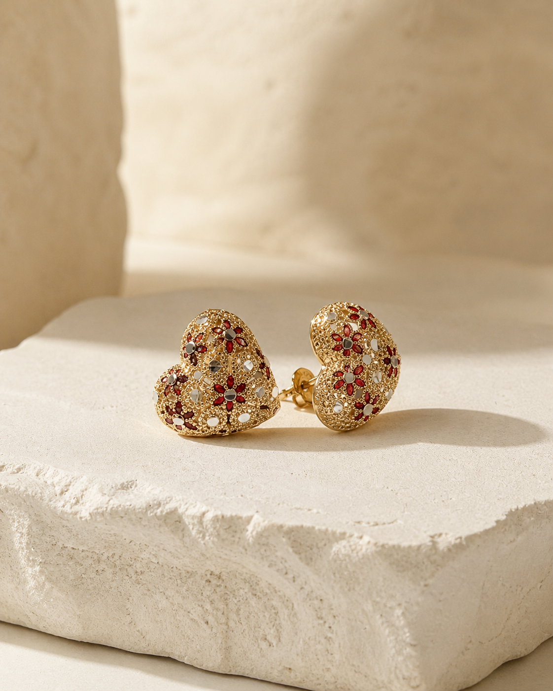 Orecchini Little Heart oro rosso su pietra chiara