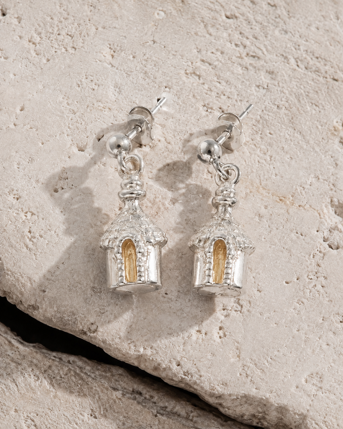 Orecchini Trullo bicolore in argento 925 con dettagli dorati su pietra bianca