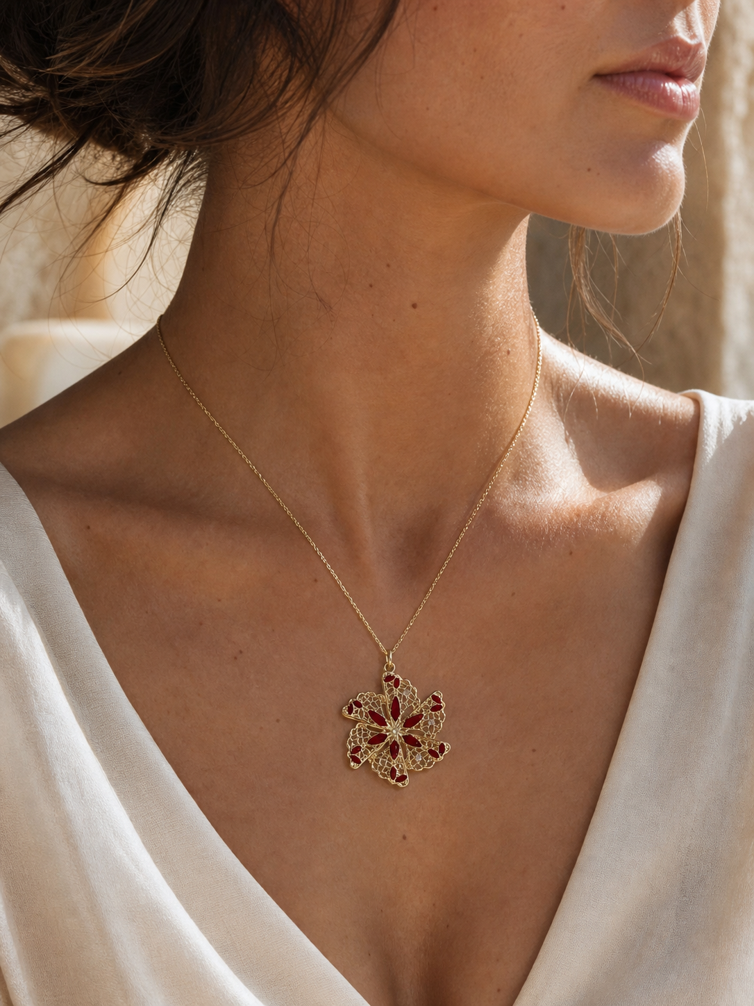 Pendente Helix rosso indossato