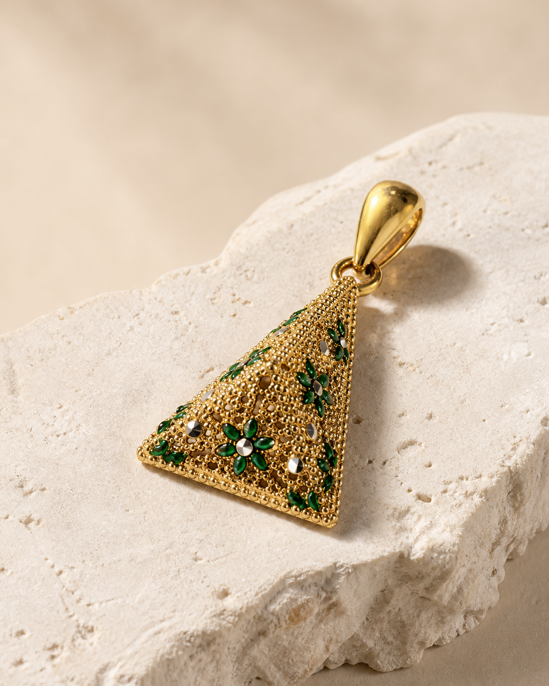 Pendente Prisma oro verde — dettaglio filigrana e smalto