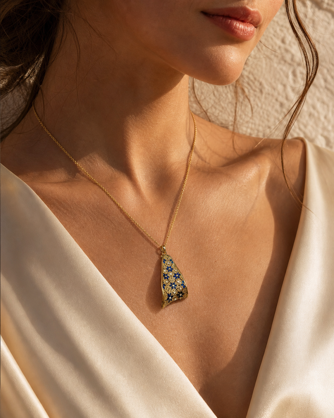 Pendente Weave oro blu — indossato