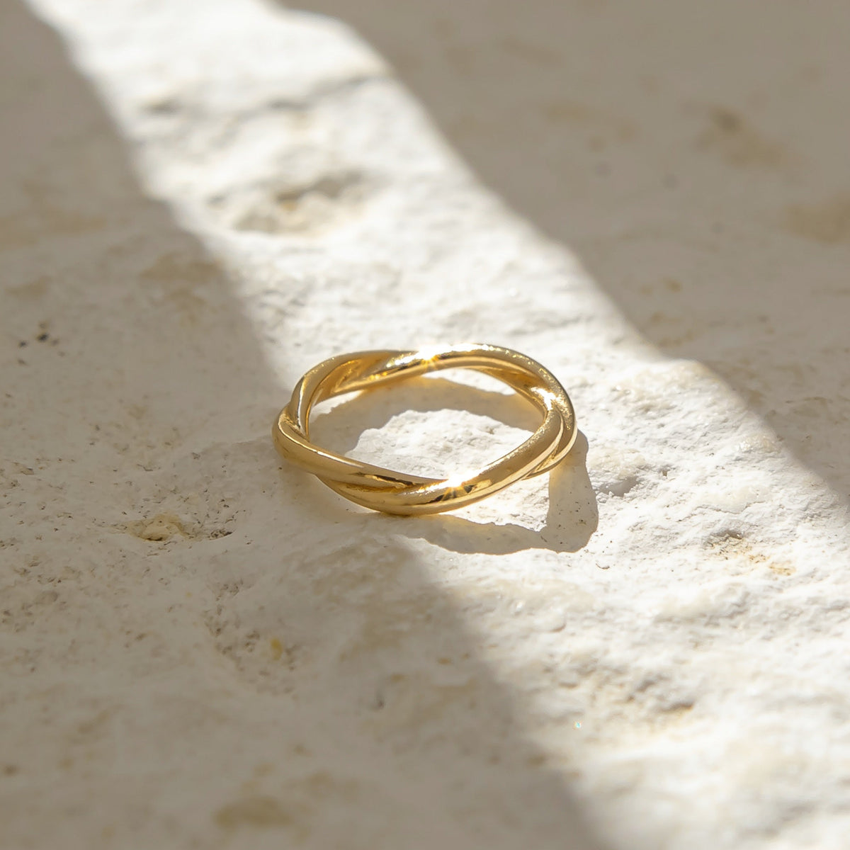 Anello Onda — su pietra bianca
