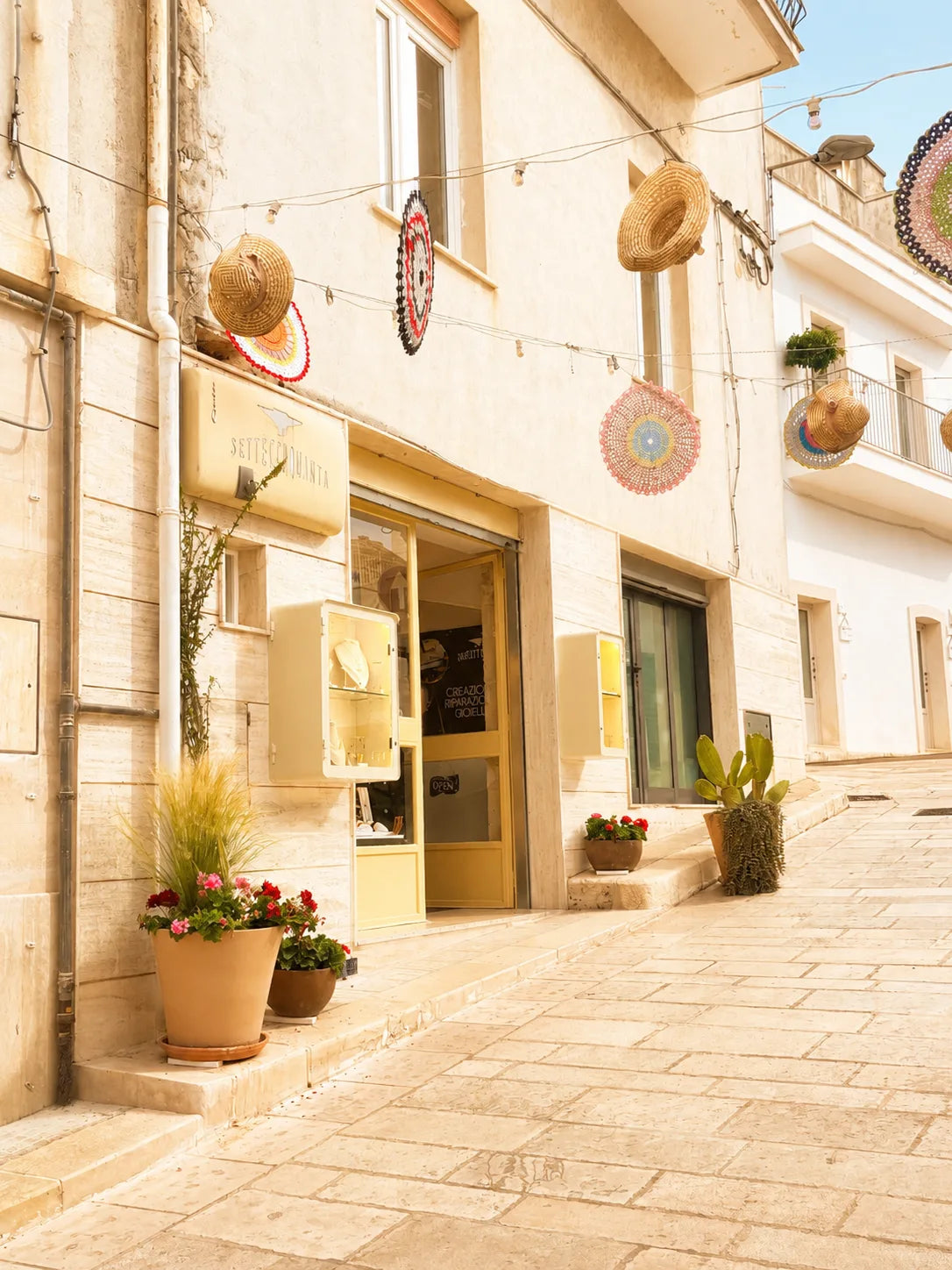 Das Geschäft von Settecinquanta an einer Straße in Alberobello