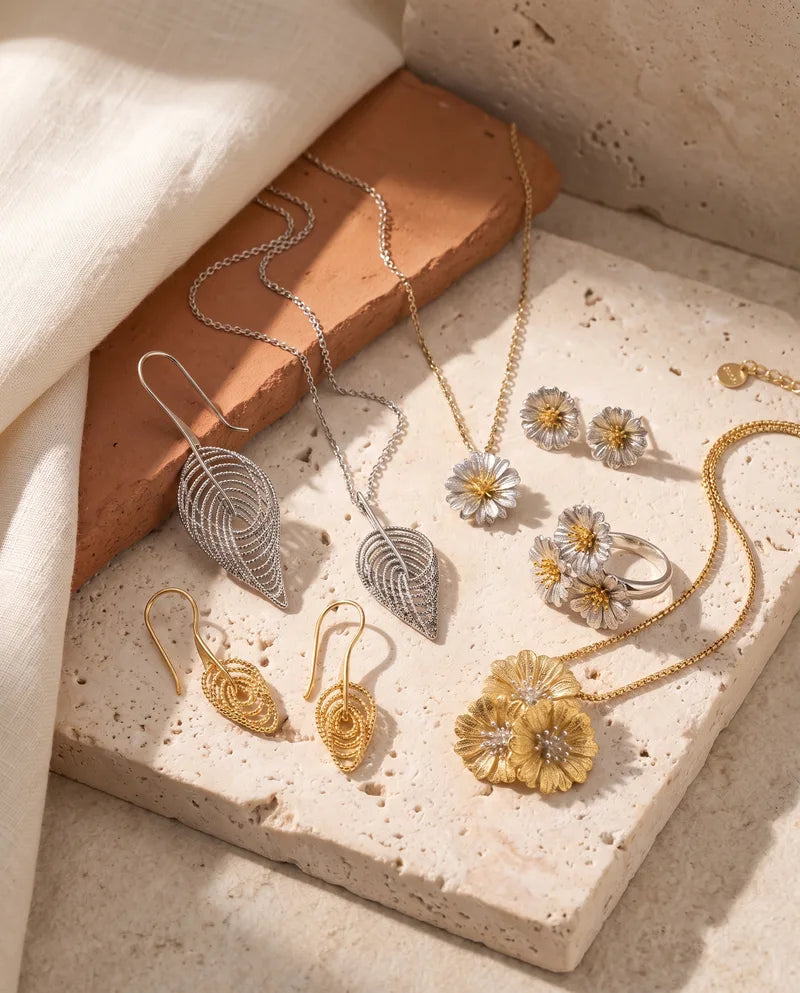 Schmuck der Terra-Kollektion auf hellem Stein und Terrakotta